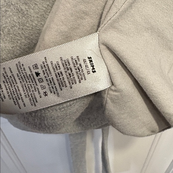 SKIMS Light Gray fleece wrap robe - Picture 7 of 10